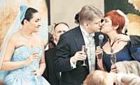 Кто за свадьбу платит, тот тещу и целует. На фото жених Александр Зарубин - маме Лолиты Милявской: «Вы мне воспитали потрясающую жену!»